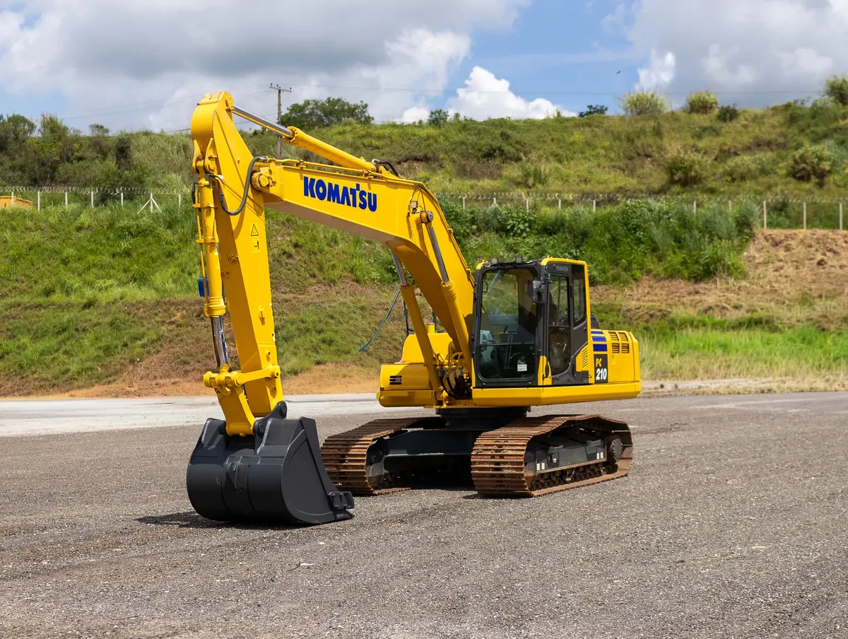 Escavadeira Komatsu PC 210 2023